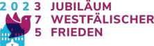 Logo 2023 Jubiläum Westfälischer Frieden links unten hellblau stilisiert das osnabrücker Rathaus mit weinroter Friedenstaube die davon wegzufliegen scheint. Die 3 in der Jahreszahl ist in weinrot abgehoben. In der Zeile darunter steht eine 7 darunter eine 5 beide in derselben Farbe.
