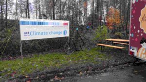 Banner mit den Warming Stripes und dem Logo der Scientists for Future. act now on Climate change